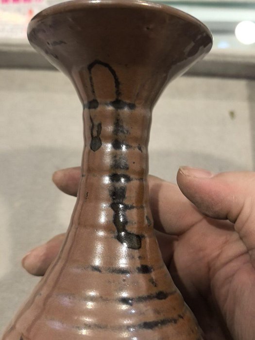 宋代醬釉旋紋玉壺春瓶瓶身修長頸部纖細釉面光亮自然瓶身有自然旋紋裝飾 