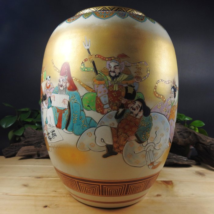 源藝】日本九谷燒花瓶手寫落款九谷龍山金襴手純手工彩繪七福神圖老件瓷