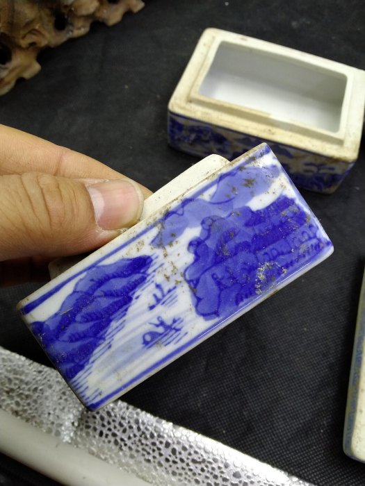 70年代左右青花山水紋四方形印泥盒。粉盒首飾盒。全品完美。原包漿