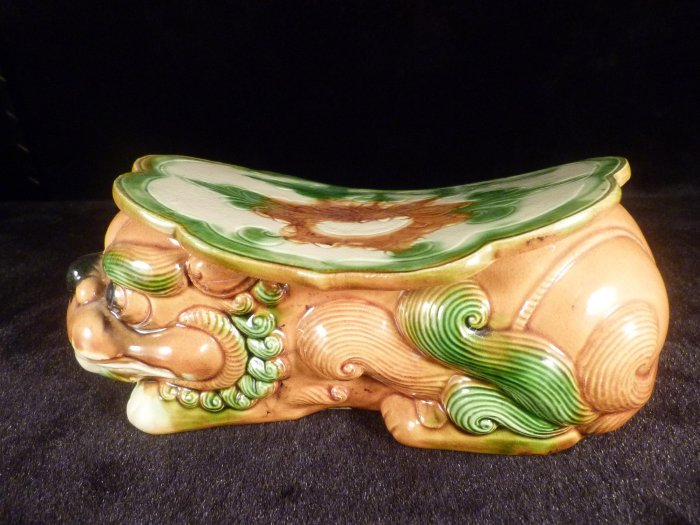 唐三彩脈枕　陶器 古玩軒~臥獅脈枕.唐三彩臥獅枕.青釉褐綠彩獸座瓷枕.有款(非青花.三彩