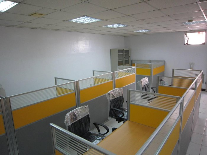 9成新二手辦公桌，辦公室屏風   寬120cm 高120cm薄型屏風  ~~~~2片屏風+桌板+抽屜+桌腳，一整組1500元