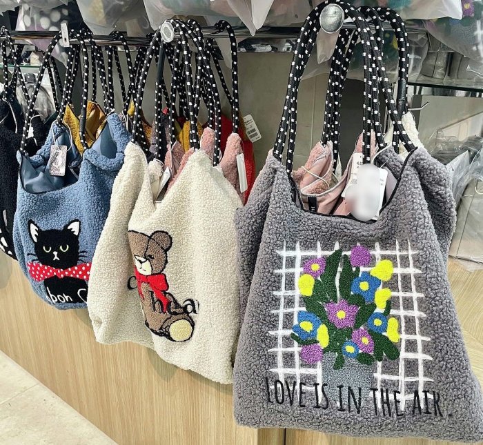 ＊日式雜貨館＊ 日本限定 羊羔毛 QQ毛 小熊 花卉 貓咪 刺繡手提肩背包 2WAY手提包 刺繡款 輕便兩用手提袋 肩背包 通勤包 購物袋 購物包