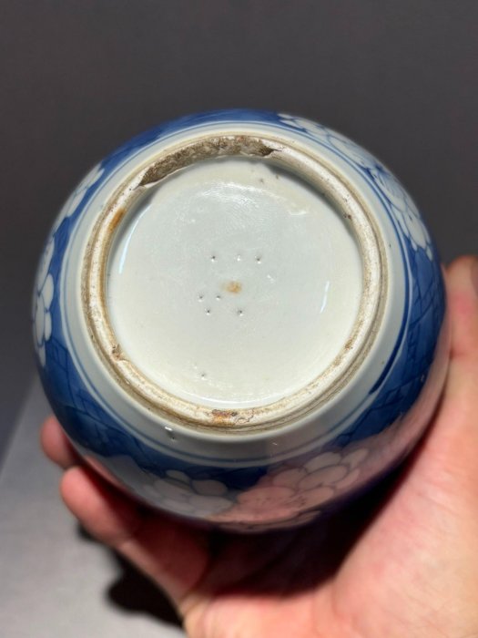清康熙-青花冰梅紋罐尺寸：高度14cm 品相：完整圈足有點小磕描述：一只