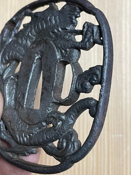 金工刀鐔刀鍔龍鐵地鏤空武士金工裝具鐔鍔目貫老刀鐔長8.2cm，寬7.5cm