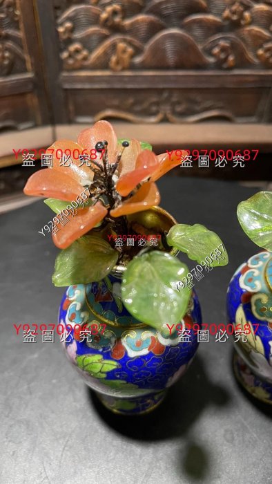 出口創匯時期銅胎掐絲琺瑯（景泰藍）與老料器琉璃花組合的小花瓶。 高