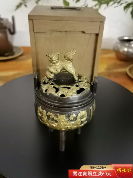 一只日本回流明治時期，雙耳三足鼎式紫銅香爐，蓋子獅子抱繡球哉，通身