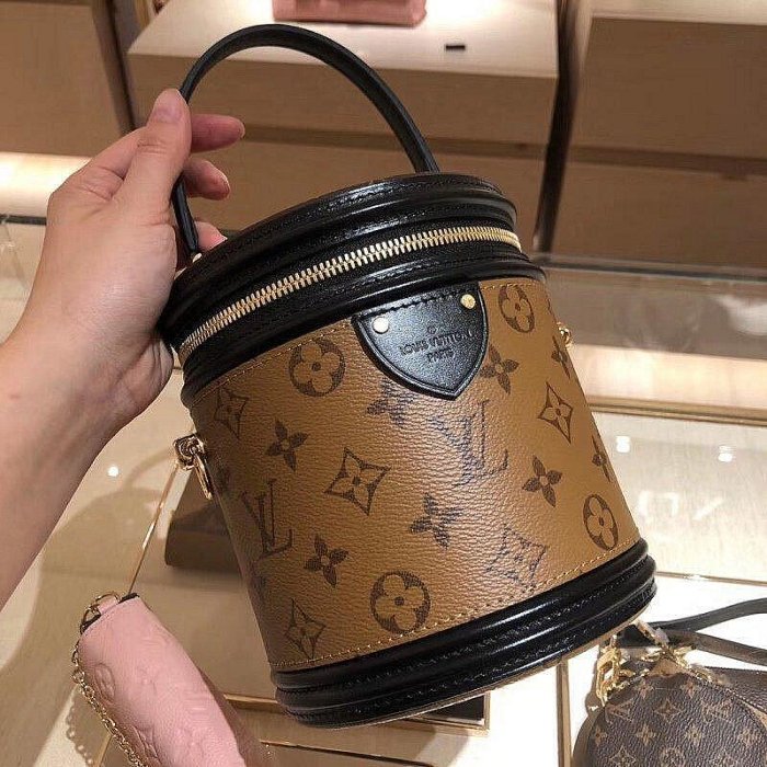 （J&R奢品）LV 女包經典SACCANNES圓桶包發財桶單肩斜挎包M43986