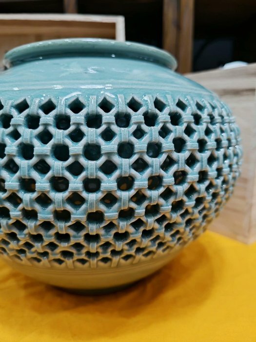 海日傳統陶藝　海日　柳昌坤 花瓶韓國名家海日柳昌坤作高麗青瓷透刻花瓶雙層鏤空花瓶花入花生花器花