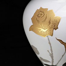 大倉陶園製　花瓶 白地 金色 薔薇花柄　Hand Decorated 桑園の】日本頂級美瓷大倉陶園OKURA 純金箔金蝕玫瑰薔薇骨瓷花瓶27cm