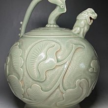 北宋耀州窯青釉剔花倒流壺此件器形古樸優美圖案清晰胎質精良釉水溫潤足