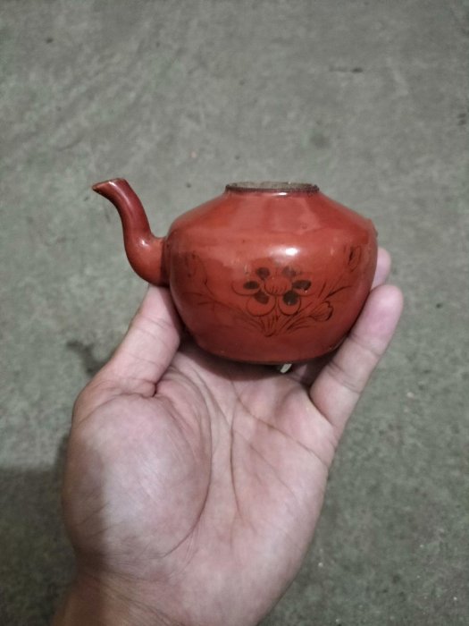 嚴選民國時期珊瑚紅描金小執壺殘件，尺寸精巧品相佳，值得收藏。 珊瑚