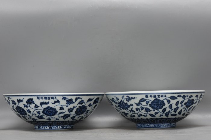 明，宣德青花纏枝蓮骰子碗高10厘米，口徑28厘米，底徑11厘米。31 瓷器