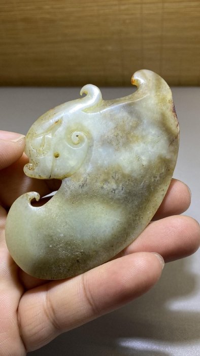 古玩老物件收藏-古玉漢代高浮雕玉斧府上有龍整個玉斧都采用高浮雕鏤空