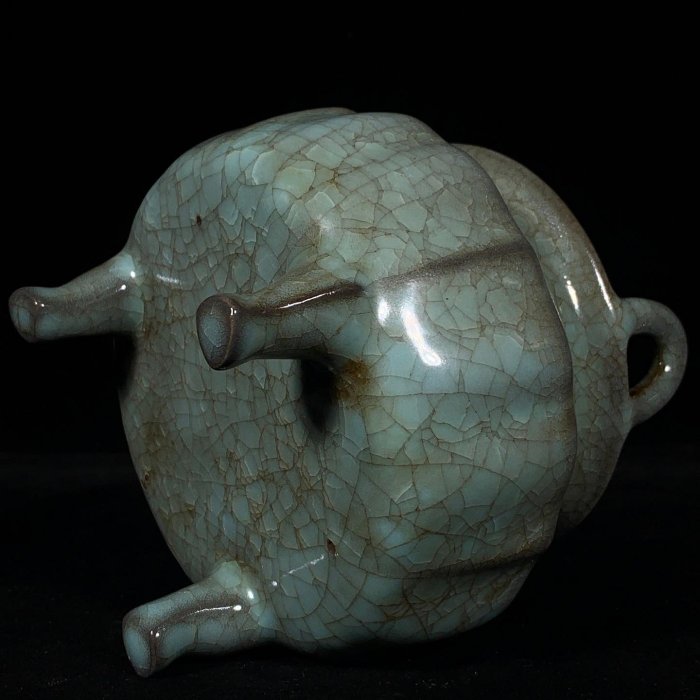 文房具　雙耳香爐 宋時代　汝窯 陶器　冰裂纹 貫入 宋汝窯冰裂紋雙耳三足爐，高12.5直徑12.5cm，3001531 瓷器官窯汝窯【古