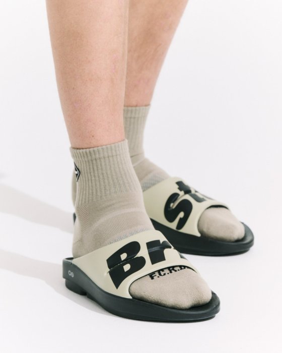 F.C.Real Bristol x OOFOS Ooahh 聯名款運動涼鞋/拖鞋FCRB