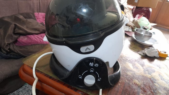 放很久沒用的垣球型鍋容量很大氣炸鍋可炒菜烤雞蛋糕牛排等。。鍋子可以左右炒1500元二手有使用痕跡介意勿擾。機器重永和面交