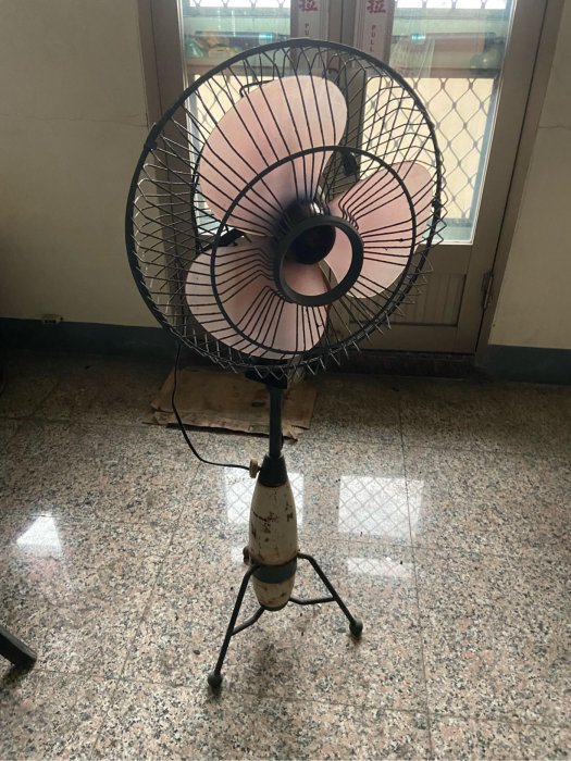 阿公的舊情人 早期 炮彈造型 電風扇 老電風