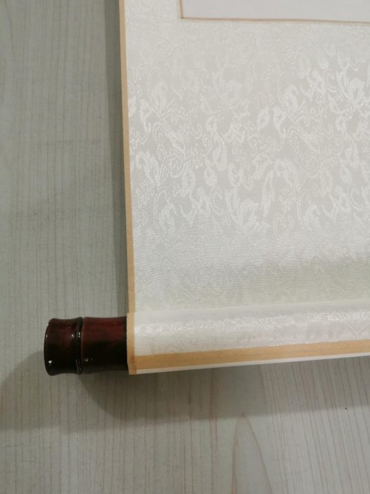 嚴選真跡書法卷軸，毛筆手繪藝術品，即掛即顯品味。畫芯宣紙精製，錦綾