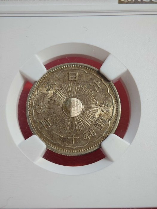 精雕日本流通鳳凰50錢雙鳳銀幣，直徑23.5mm，重4.95g，品相佳，適合