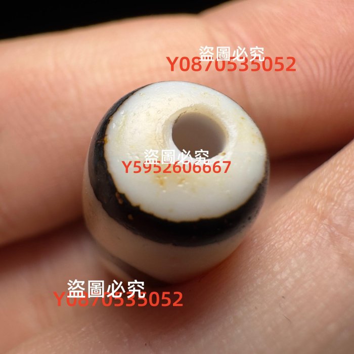 藏傳早期純手工雪域白虎牙天珠單珠約直徑10.7對孔20.5附近共3顆， 天珠