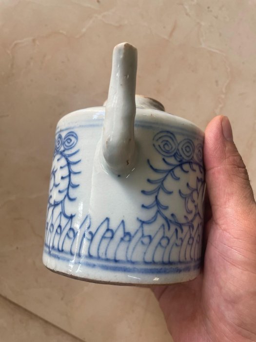 清中期青花纏枝花卉提梁壺，壺身高10公分，青花發色鮮艷，紋飾典雅