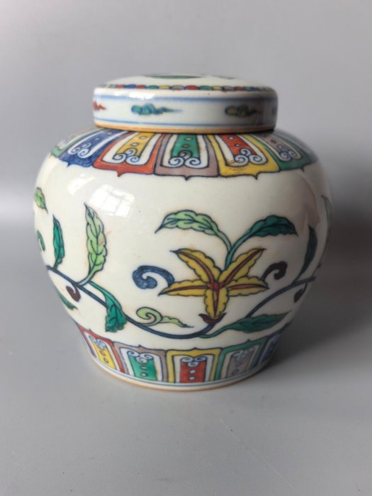 明代成化斗彩天字罐景德鎮窯口帶蓋全品罐身手繪花卉紋飾彩繪細膩釉色