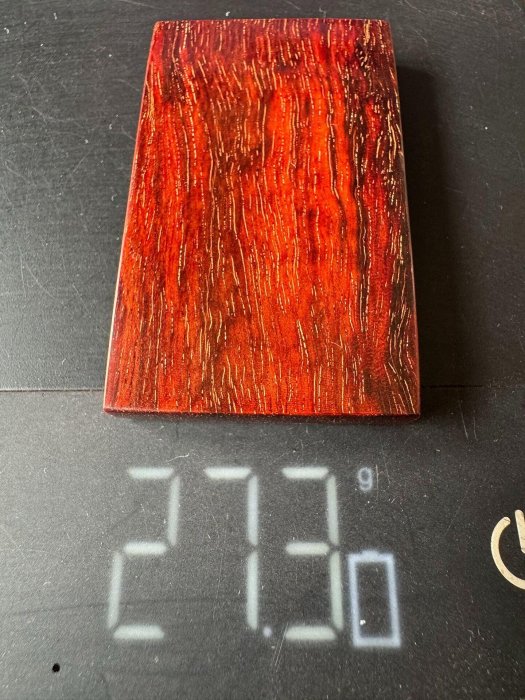 印度小葉紫檀金星牛毛S紋滿天星無事牌此無事牌規整大氣。材質是印度