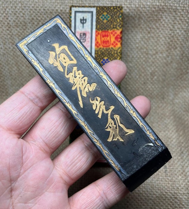 書道具　中国古墨　絢麗光彩 油煙102 上海墨廠 未使用65g 70年代（S167) 上海墨油煙102 珍品靚版絢麗光彩原盒齊全磨口敞亮細節如