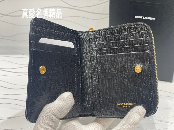 YSL様 真愛名牌精品》YSL 668288 Saint Lauren 黑色金字紋荔枝皮斜條紋