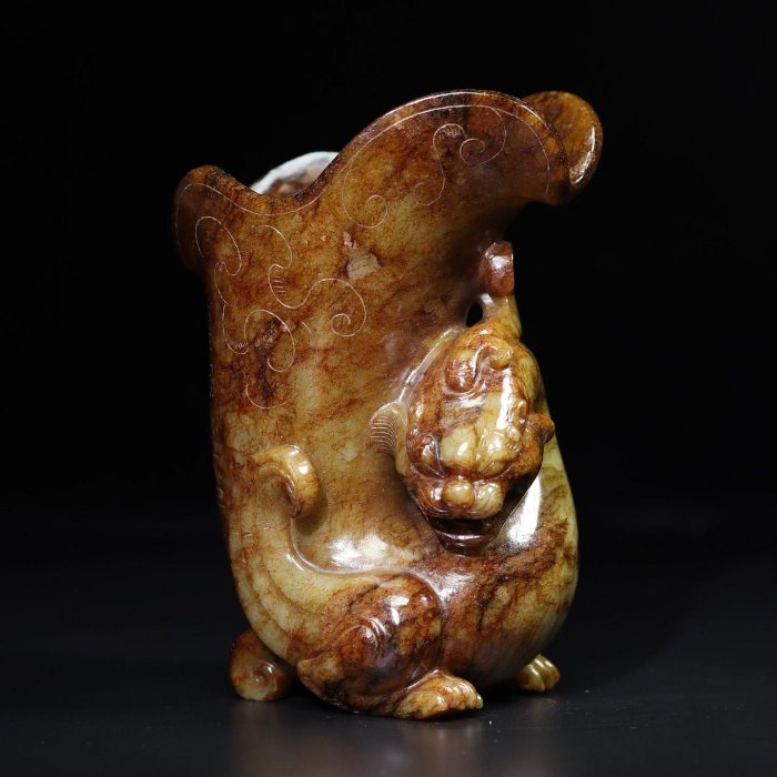 18835和田玉舊藏迴流精品瑞獸角杯玉質剛性細膩油潤包漿醇厚沁色入骨雕