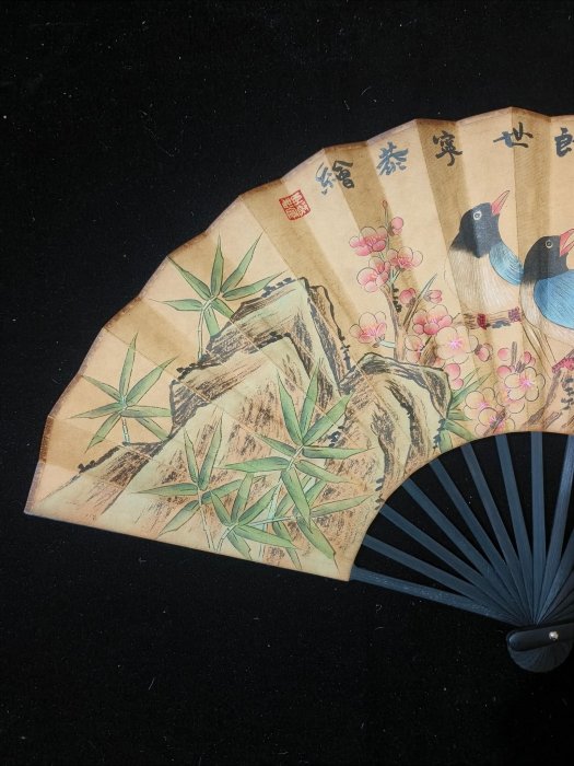 代號Z35《郎世寧花鳥》手繪鏤空折扇材質：宣紙扇面尺寸：寬60cm*高33cm