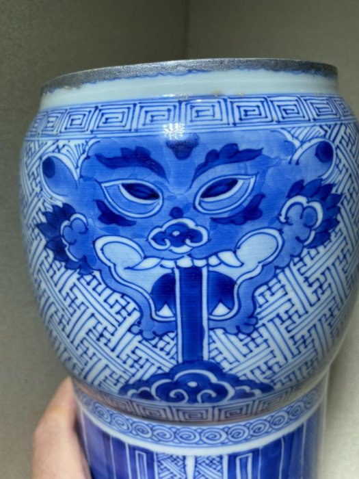 康熙青花饕餮紋花觚饕餮紋為商周青銅器主要紋飾，中國傳統文化傳承的