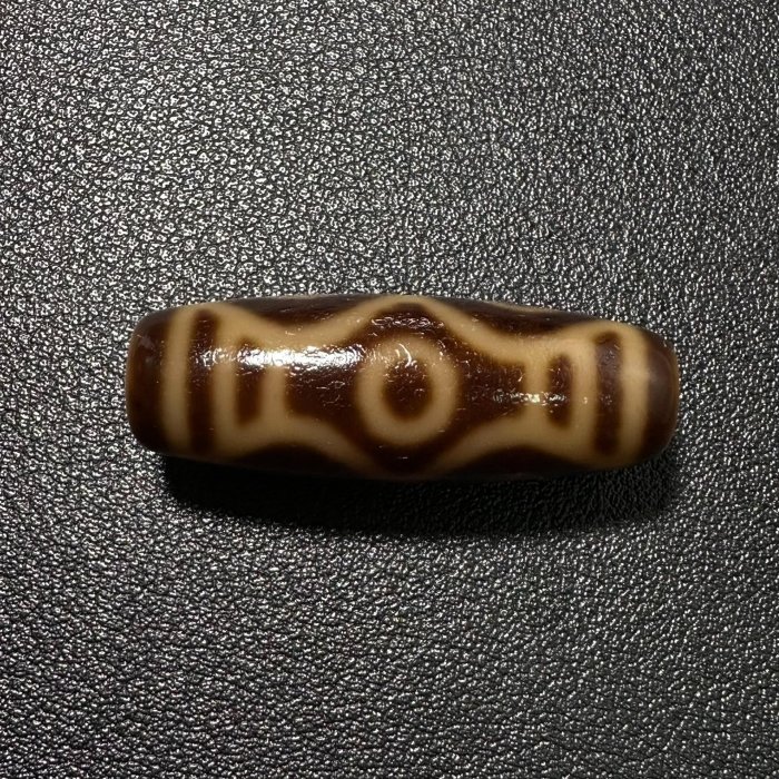 嚴選精品老油UV處理龍紋六眼天珠，尺寸：37×13mm，適合收藏文玩及古董