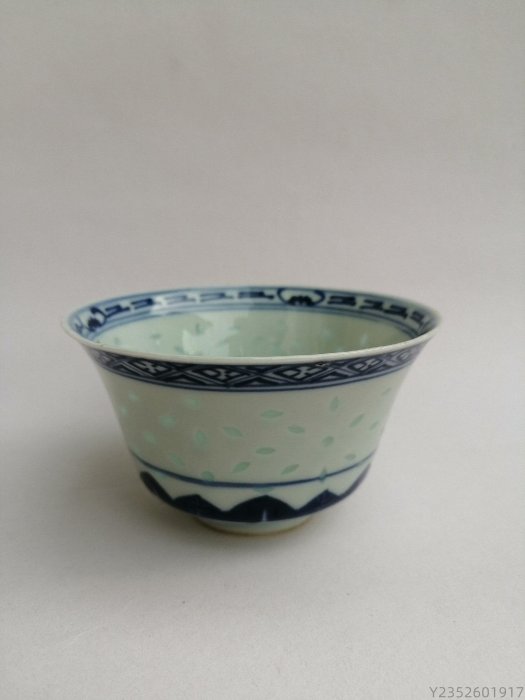 晚清民國，青花玲瓏瓷茶杯口徑10.5cm，高6cm 口沿處小磕沖，幾古董古瓷