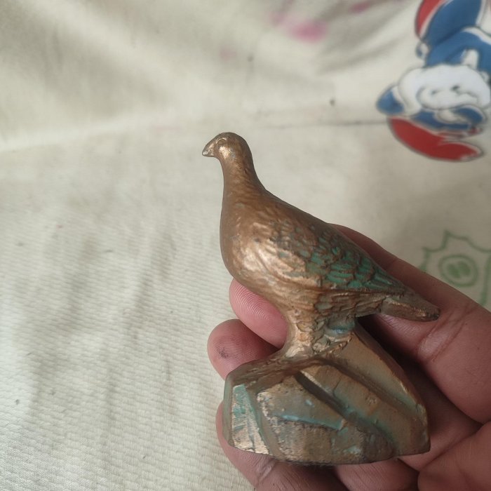 金工名品　古銅宣徳銅　鳥　紙鎮　置物　在銘　C　R6874E 嚴選日本高崗銅鐵器小鳥文鎮紙鎮，純銅製造，六兩多重，鑄造沉穩，顯壓