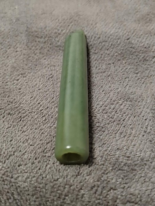 嚴選和田青玉老翎管，長約7公分，輕微舊痕更顯古韻。適合收藏與把玩