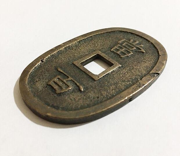 嚴選日本琉球通寶當百古幣，尺寸49.4x33.3mm，重20.4克，「琉球二字移