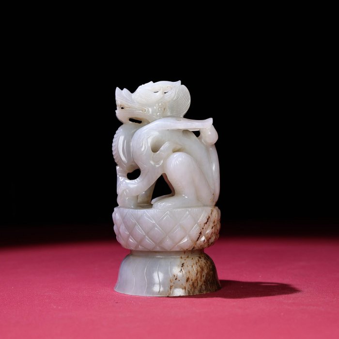臻品旧藏，和田白玉微沁龙摆包浆厚重，沁色入骨，工艺精湛，犀利民藏绝