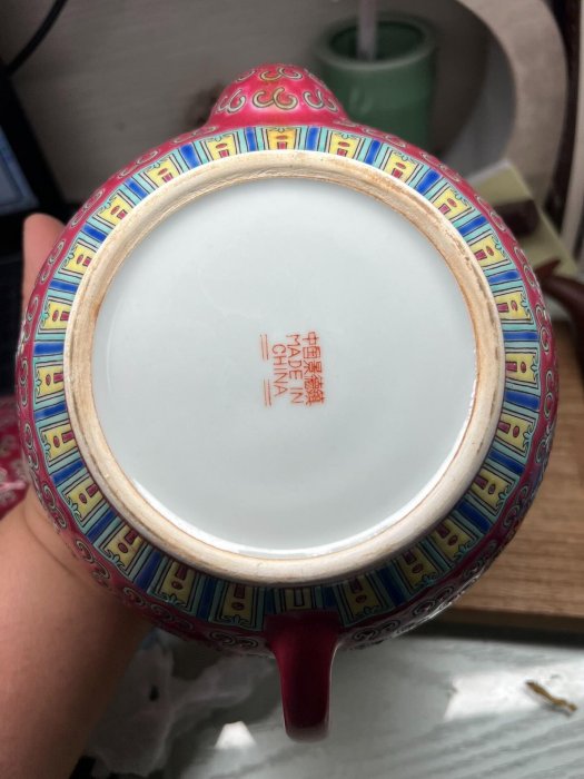 日本回流景德鎮老粉彩萬壽無疆茶壺，紅底白花手繪工藝，壺身雕琢壽字與