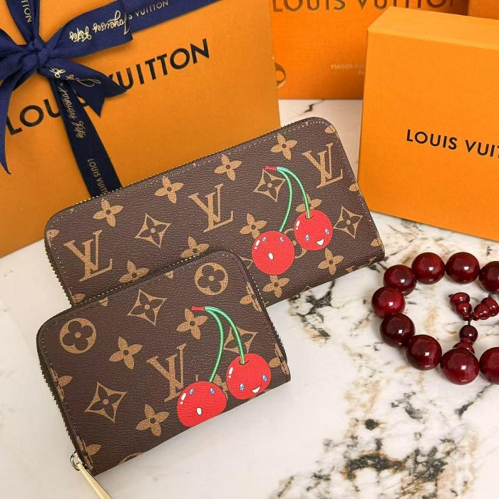 精品長夾 LV新款長夾 櫻桃卡包 零錢包 型號/M60067短夾 60017長夾 經典PVC面料 拉鍊長夾 配盒子包裝