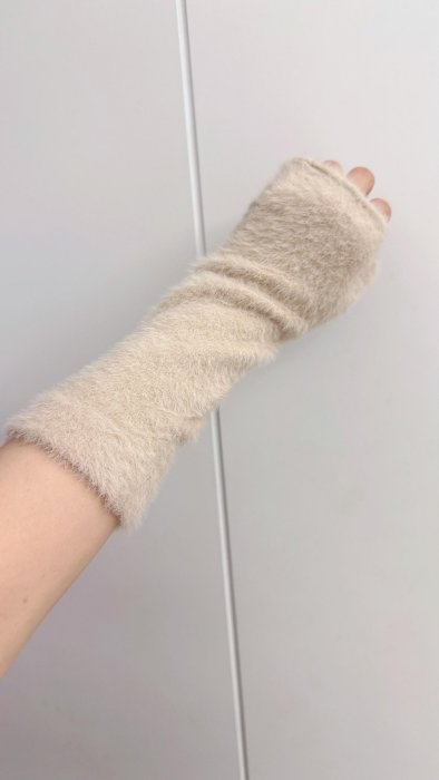 ＊日式雜貨館＊日本冬季限定 保濕素色絨毛 露指手套 海馬絨手套 保濕手套 保暖 手套 海馬毛材質袖套 親膚手套4色 灰色 奶茶 淺灰 寶寶藍