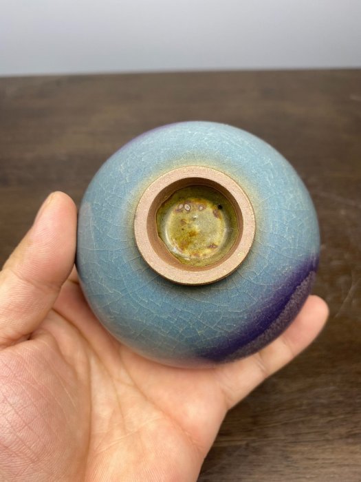 鈞窯天藍釉紫斑茶盞，外壁天藍色釉面，內壁紫斑窯變，釉色自然交