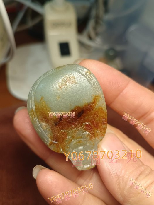 籽料和田玉紅皮龍龜真真實實的瑪麗艷紅皮，一眼就被迷住了，背面滿皮