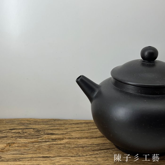 陳子彡】A140 [周桂珍黑朱泥80年代紫砂壺茶壺7孔約350cc] 中國宜興紫砂