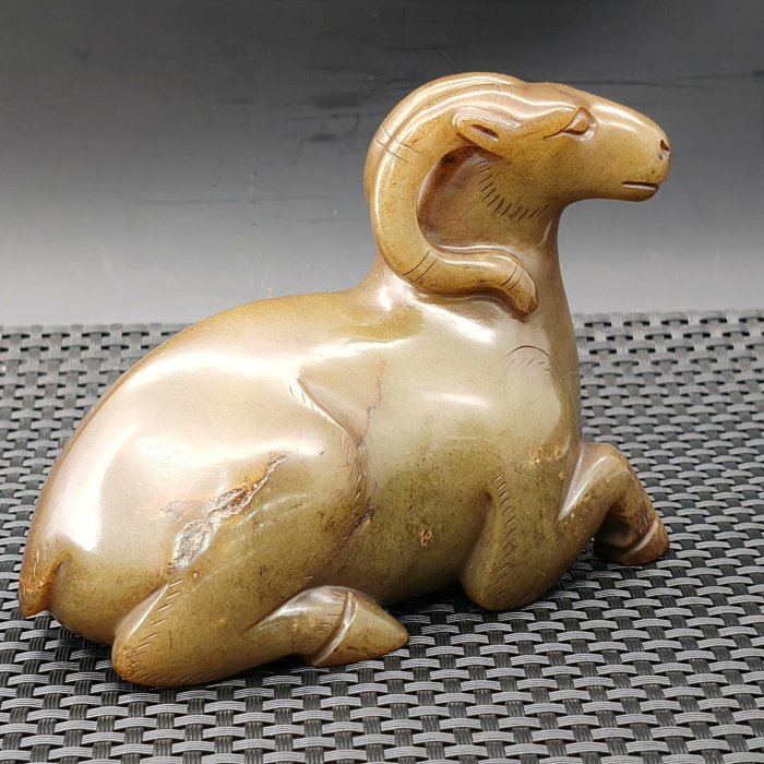 戰漢時期高古和田玉玉羊高古玉玉質為和田玉器形整體完整局部鈣化受沁玉