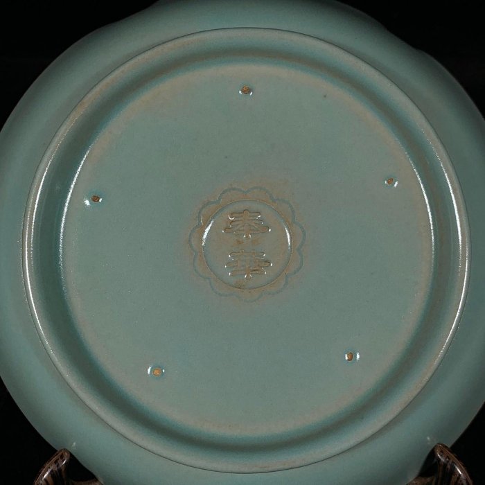 宋汝窯奉華款銘文葵口卷足洗，高4.5直徑18cm，2001404 官窯汝瓷鈞窯