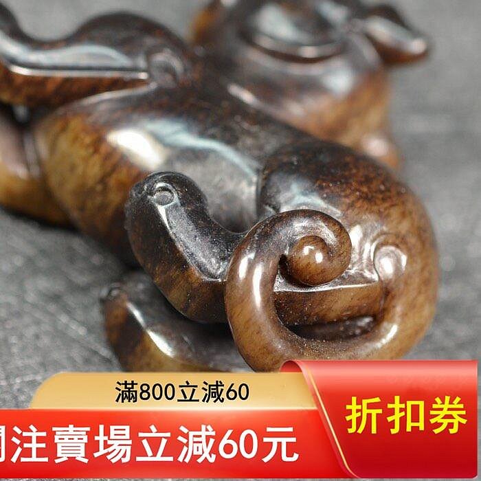 和田玉沁色瑞獸把件，尺寸高5.9cm，長7cm，厚2.7cm，重量154.7g玉質