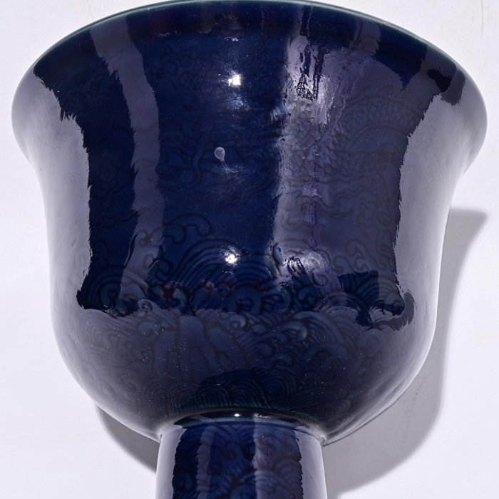 大明宣德年制祭藍釉雕刻龍紋高足杯，高21×18.5厘米??30028075禦窯