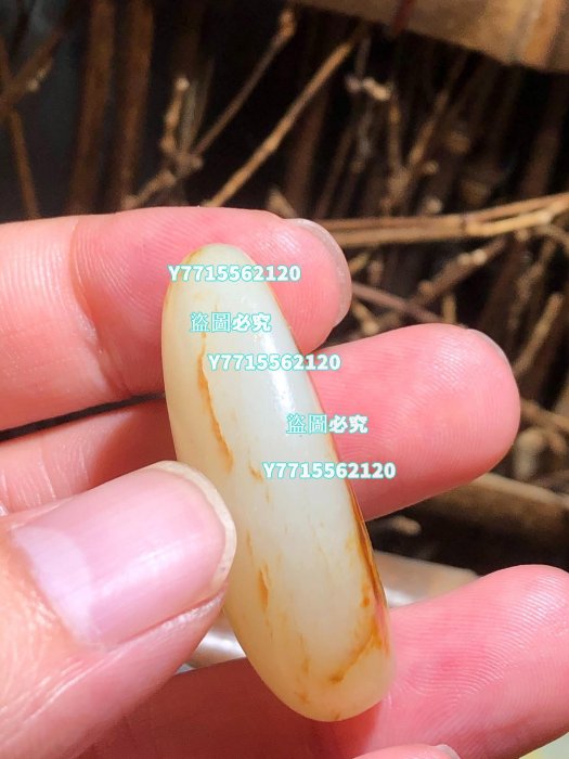 出一新疆和田玉紅皮白玉籽料重量20克，尺寸38、23、13mm。天然吊墜料