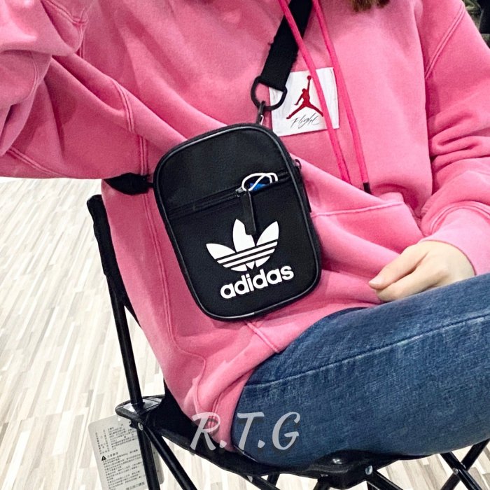 RTG】六折ADIDAS OG TREFOIL FESTIVAL 側背包黑色小包三葉草現貨DV2405
